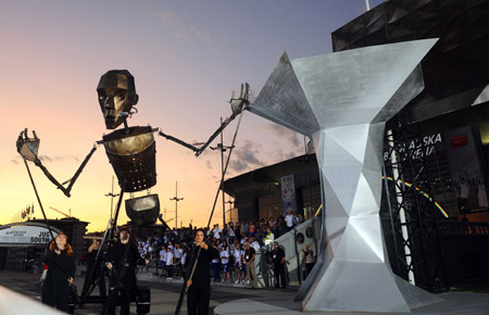 The cauldron is put out by a huge metal robot during the closing ceremony of the 25th Universiade in Belgrade, capital of Serbia, July 12, 2009. (Xinhua/Chen Kai)