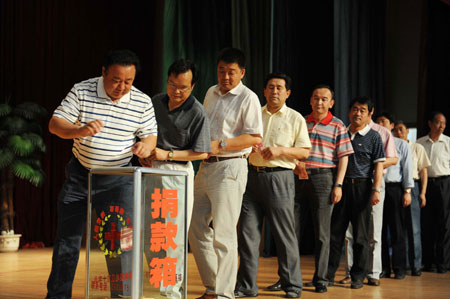 Local officials donate money for victims in the Urumqi riot in Altay, northwest China's Xinjiang Uygur Autonomous Region, July 12, 2009.