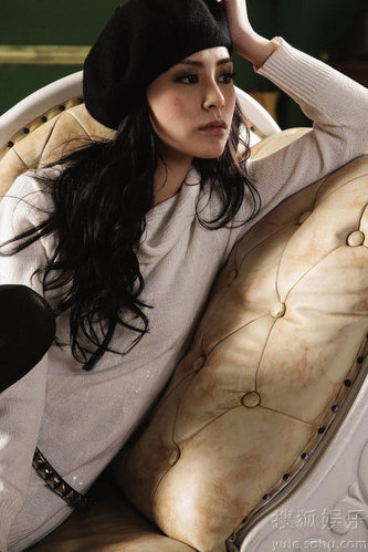 Check out the fresh and cool photo shoot Hong Kong entertainer Gillian Chung has taken for a clothing brand's Fall/Winter collection 2009.