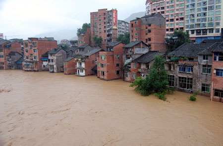 Photo taken on July 12, 2009 shows the flooded streets at the Nanba Town of Yihan County in Dazhou City, southwest China's Sichuan Province. [Deng Liangkui/Xinhua]