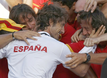 Juan Carlos Ferrero (C) of Spain is congratulated by team mates after winning the Davis Cup tennis quarter-finals match against Andreas Beck of Germany in Marbella July 12, 2009.[Xinhua/Reuters]