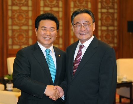 Wu Bangguo (R), chairman of the Standing Committee of China's National People's Congress (NPC), meets with Lee Yoon-seong, deputy speaker of the Republic of Korea (ROK) National Assembly, in Beijing, capital of China, July 13, 2009. [Xinhua]