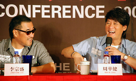 Chow Wah Kin (R) and Jonathan Lee, members of the Super Band, attend the press meeting for their Super Band Concert in August at the Sports Center of Changshu City, east China's Jiangsu Province, July 13, 2009. [Wang Biao/Xinhua]