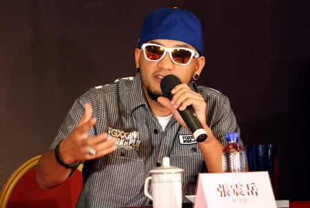 Chang Chen-yue, a member of the Super Band, attends the press meeting for their Super Band Concert in August at the Sports Center of Changshu City, east China's Jiangsu Province, July 13, 2009. [Zhang Jian/Xinhua]