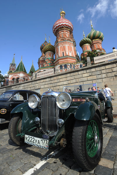 A car seen on Vasilievsky Spusk next to Red Square before the start of a rally in Moscow, Russia, July 12, 2009. Classic cars rally is held due to FIVA rules and only original cars produced before 1979 are accepted. [CFP]