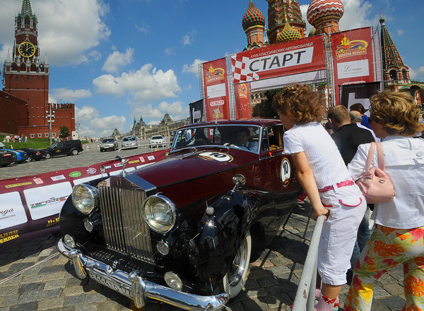 A car seen on Vasilievsky Spusk next to Red Square before the start of a rally in Moscow, Russia, July 12, 2009. Classic cars rally is held due to FIVA rules and only original cars produced before 1979 are accepted. [CFP]