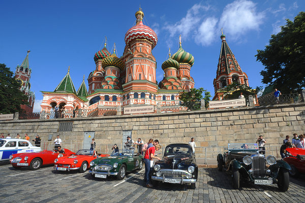 A car seen on Vasilievsky Spusk next to Red Square before the start of a rally in Moscow, Russia, July 12, 2009. Classic cars rally is held due to FIVA rules and only original cars produced before 1979 are accepted. [CFP]