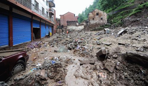 Buildings destroyed by a landslide after heavy rains hit Xuanhan County, Dazhou, southwest China's Sichuan province, July 13, 2009. [Zhang Chongyao/Sichuan Online]