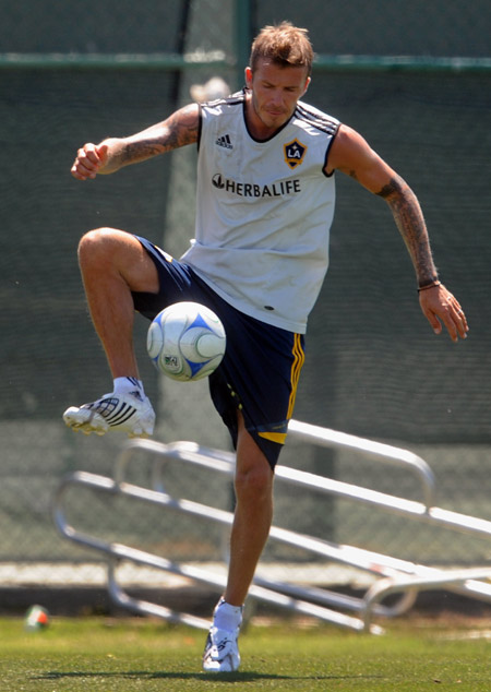 Los Angeles Galaxy's David Beckham, of England, controls the ball during soccer practice in Carson, Calif., Monday, July 13, 2009. It is Beckham's first practice with the Los Angeles Galaxy this year following the extension of his loan with Italy's AC Milan at The Home Depot Center in Carson, California. Beckham and Landon Donovan practiced together for the first time this season on Monday, saying their war of words is over as they settle down to focus on football. (Xinhua/AP Photo) 
