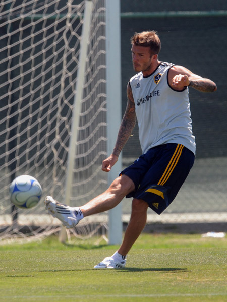 Los Angeles Galaxy's David Beckham, of England, passes the ball during soccer practice in Carson, Calif., Monday, July 13, 2009. (Xinhua/AP Photo) 