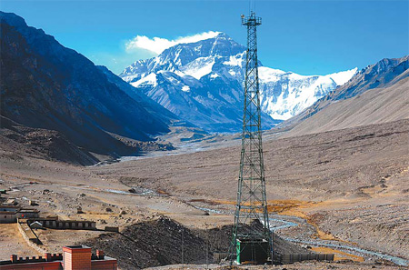 A China Mobile base station in the Tibet autonomous region. The telecom operator will invest 70 billion yuan in the next three years to expand its rural coverage. [CFP]