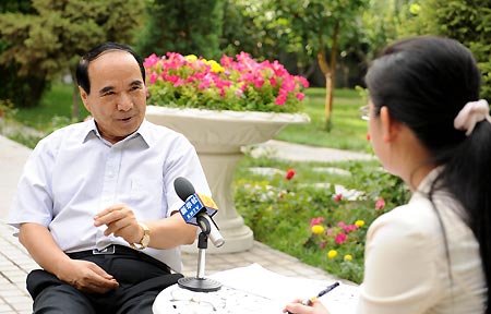 Abdul'ahat Abdulrixit (L), vice chairman of the National Committee of the Chinese People's Political Consultative Conference (CPPCC), receives an exclusive interview with Xinhua News Agency in Urumqi, northwest China's Xinjiang Uygur Autonomous Region, on July 14, 2009. 