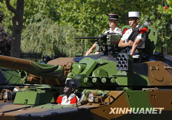 French soldiers take part in the National Day parade in Paris, France, July 14, 2009. France celebrated its National Day here on Tuesday. [Zhang Yuwei/Xinhua]