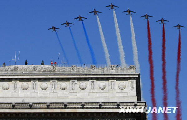 French airforce perform during the National Day parade in Paris, France, July 14, 2009. France celebrated its National Day here on Tuesday. [Zhang Yuwei/Xinhua]