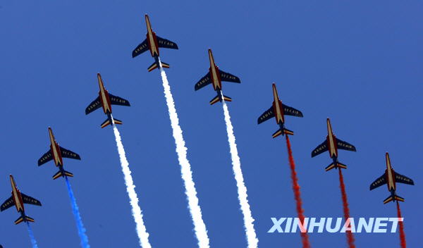 French airforce perform during the National Day parade in Paris, France, July 14, 2009. France celebrated its National Day here on Tuesday.[Zhang Yuwei/Xinhua]