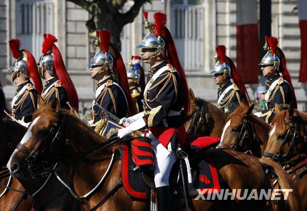 French soldiers take part in the National Day parade in Paris, France, July 14, 2009. France celebrated its National Day here on Tuesday. [Zhang Yuwei/Xinhua] 