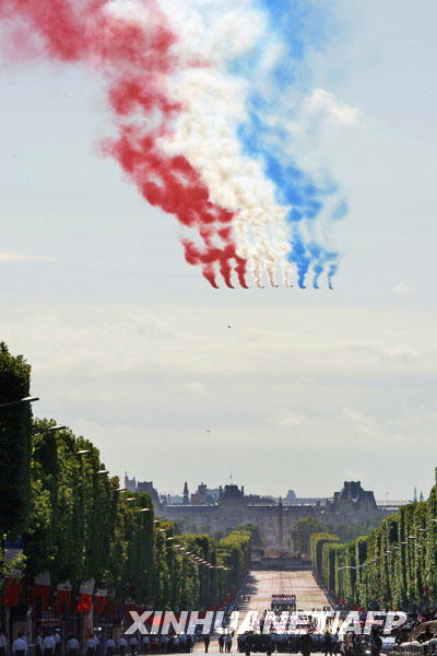 French airforce perform during the National Day parade in Paris, France, July 14, 2009. France celebrated its National Day here on Tuesday. [Xinhua/AFP]