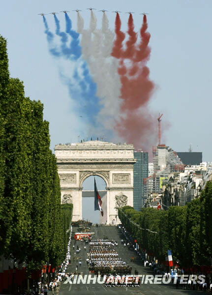 French airforce perform during the National Day parade in Paris, France, July 14, 2009. France celebrated its National Day here on Tuesday. [Xinhua/AFP]