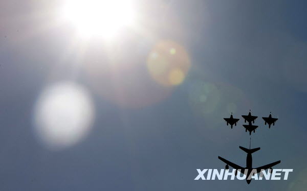 French airforce perform during the National Day parade in Paris, France, July 14, 2009. France celebrated its National Day here on Tuesday. [Zhang Yuwei/Xinhua]