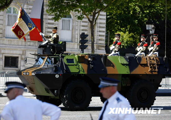 French soldiers take part in the National Day parade in Paris, France, July 14, 2009. France celebrated its National Day here on Tuesday. [Zhang Yuwei/Xinhua]