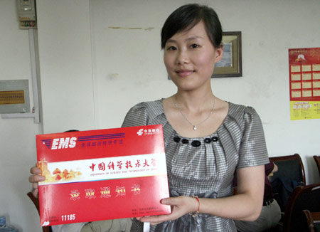 The first admission letter of Anhui Province is sealed to mail at University of Science and Technology of China in Hefei, capital of east China's Anhui Province, July 13, 2009. The first admission letters of universities and colleges in Anhui Province this year were released on Monday through post system. [Wang Zhiqiang/Xinhua]