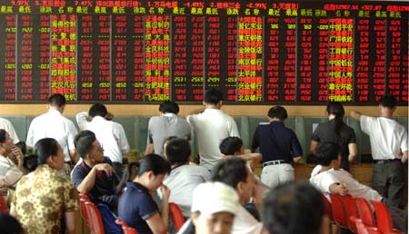 Investors are seen at a stock brokerage in Haikou, capital of south China's Hainan Province, on July 14, 2009. The benchmark Shanghai Composite Index on Tuesday closed at 3,145.16 points, up 64.6 points, or 2.1 percent to hit a new 13-month high led by banking shares.[Xinhua]