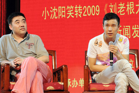 Chinese comic star Xiaoshenyang (R) answers question during the press conference in Beijing, capital of China, July 13, 2009. Xiaoshenyang held a press conference on Monday to declare he will start a new national comic tour in September.[Xinhua]