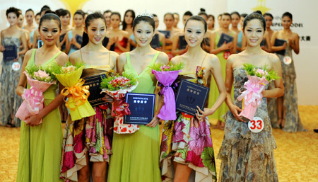 Top five models pose for group photo after the Chinese final of the Asian Super Model Contest in Tianjin, north China, July 14, 2009. A total of 41 models competed in the final on Tuesday. The top five will represent China to attend the 4th Asian Super Model Contest to be held in Nanjing, capital of southwest China's Guangxi Zhuang Autonomous Region. [Xinhua]