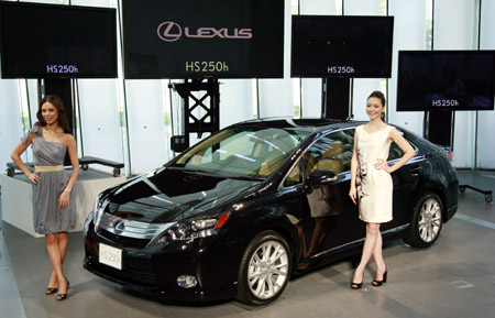 Toyota Motor Corp. introduces the Lexus brand's first 'HS250h' in Tokyo, Japan, July 14, 2009. The HS250h, with a fuel efficiency of 23.0 kilometers per liter, powered by a 2.4-liter cycle combustion engine, has a starting price of 3.95 million yen. Its prices range up to 5.35 million yen. [Xinhua] 