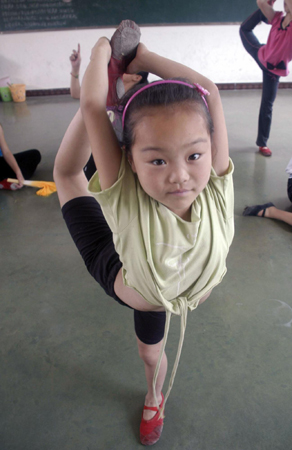 Liu Xin learns dancing at Zhaoling Cultural and Art School in Huaiyang County, in central China's Henan province July 14, 2009. [Xinhua]