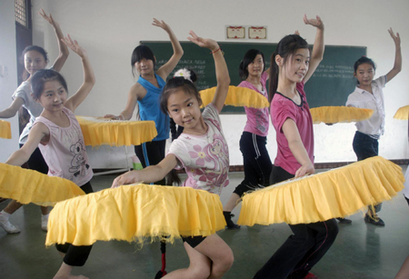  Students learn the regional “Yu Drama” at Zhaoling Cultural and Art School in Huaiyang County, in central China's Henan province July 14, 2009.[Xinhua]