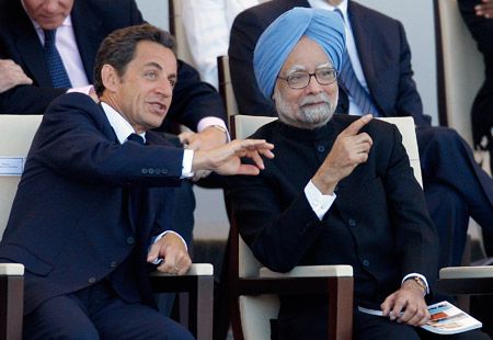 France's President Sarkozy speaks with India's Prime Minister Manmohan Singh (R) during the annual Bastille Day military parade in Paris July 14, 2009. [Xinhua/Reuters]