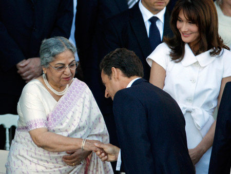 France's President Sarkozy (C) greets the wife of India's Prime Minister, Gursharan Kaur, (L), as Carla Bruni-Sarkozy looks on during Bastille Day parade in Paris, July 14, 2009.[Xinhua/Reuters]