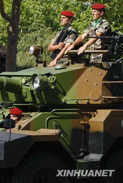 French soldiers take part in the National Day parade in Paris, France, July 14, 2009. France celebrated its National Day here on Tuesday. [Zhang Yuwei/Xinhua]