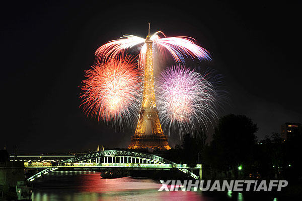 The Eiffel Tower is illuminated during the traditional Bastille Day fireworks display in Paris July 14, 2009.[Xinhua/AFP] 