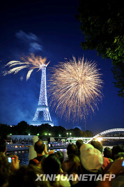 The Eiffel Tower is illuminated during the traditional Bastille Day fireworks display in Paris July 14, 2009.[Xinhua/AFP] 