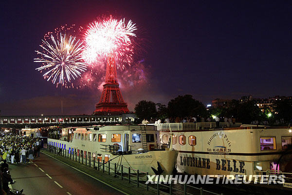 The Eiffel Tower is illuminated during the traditional Bastille Day fireworks display in Paris July 14, 2009.[Xinhua/Reuters]