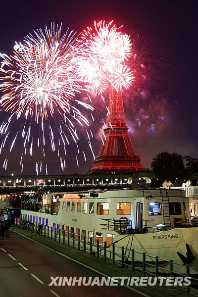 The Eiffel Tower is illuminated during the traditional Bastille Day fireworks display in Paris July 14, 2009.[Xinhua/Reuters]