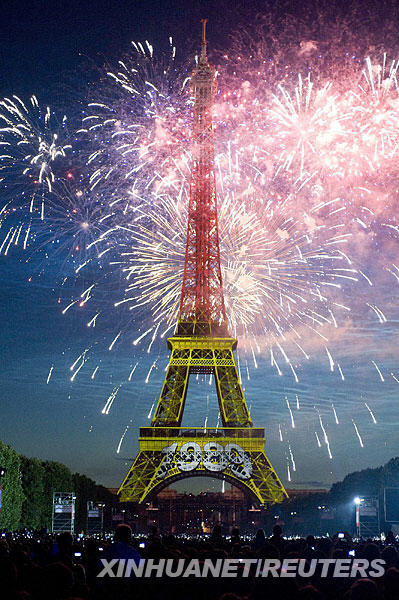 The Eiffel Tower is illuminated during the traditional Bastille Day fireworks display in Paris July 14, 2009.[Xinhua/Reuters]