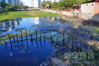 The Longhua Vegetable Market is polluted with floating Styrofoam, plastic bags and household garbage in Haikou, Hainan province in this file photo. [Xinhua]