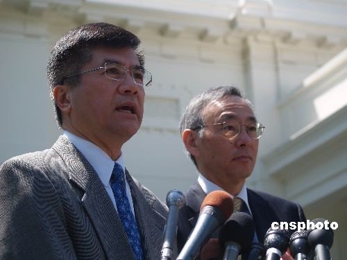 File photo: US Commerce Secretary Gary Locke (L) and Energy Secretary Steven Chu (R)