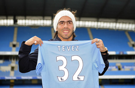 Argentinian footballer Carlos Tevez poses for photographers at the City of Manchester stadium on July 14, 2009, after signing for Manchester City. Tevez denied on Tuesday that Manchester United manager Sir Alex Ferguson did his best to keep him at Old Trafford. (Xinhua/Reuters Photo) 