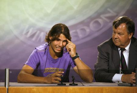 Wimbledon champion Rafael Nadal (L) sits with Chief Executive of the All England Lawn Tennis Club Ian Ritchie during a news conference at Wimbledon in London June 19, 2009. Nadal pulled out of Wimbledon on Friday after losing his battle to recover from a knee injury.(Xinhua/Reuters Photo) 