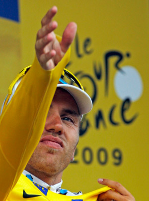 AG2R La Mondiale rider Rinaldo Nocentini of Italy wears the leader's yellow jersey on the podium after the tenth stage of the 96th Tour de France cycling race between Limoges and Issoudun, July 14, 2009.(Xinhua/Reuters) 