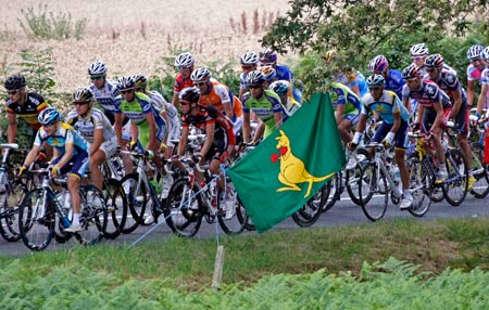 The pack of riders cycles past a flag planted by Australian supporters during the tenth stage of the 96th Tour de France cycling race between Limoges and Issoudun, July 14, 2009.(Xinhua/Reuters) 
