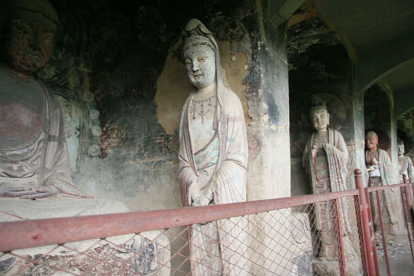 Photos taken on May 2009, shows the sculptures and mural paintings found in the Maijishan grottoes. There are 194 existing caves, in which are preserved more than 7,200 sculptures made from terra cotta and over 1,200 square meters of murals. [Photo: CRIENGLISH.com/ Zhao Lixia]