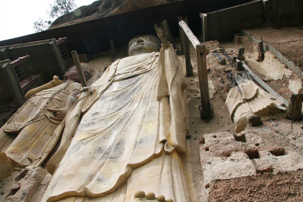 Photos taken on May 2009, shows the sculptures and mural paintings found in the Maijishan grottoes. There are 194 existing caves, in which are preserved more than 7,200 sculptures made from terra cotta and over 1,200 square meters of murals. [Photo: CRIENGLISH.com/ Zhao Lixia] 