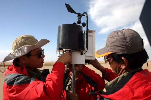 Since 2007, scientists have built two automatic meteorological observation stations and four wind-measuring stations in the Kumtag Desert to study the ecology of the area and the process of desertification.