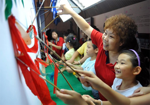 The Beijing Shadow Play Theater Group taught children about the Chinese folk art. [Xinhua]