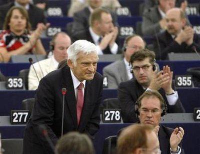 Newly elected European Parliament President Jerzy Buzek of Poland is applauded by members of EU parliament at the EU parliament in Strasbourg July 14, 2009. [Yves Herman/REUTERS] 